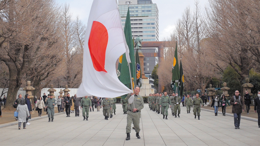 Neo-naitonalist group marches at Yasukuni shrine  in the film Shusenjo.